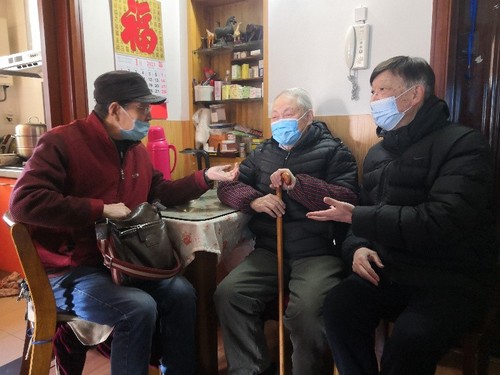 退休支部慰问困难老党员