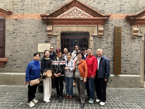 兴趣小组合影留念