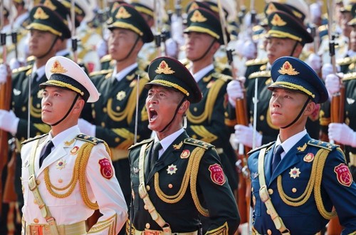 这是国旗护卫队在天安门广场上列队。新华社记者 魏培全 摄