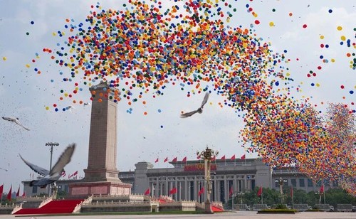 这是天安门广场放飞气球和鸽子。新华社记者 江文耀 摄