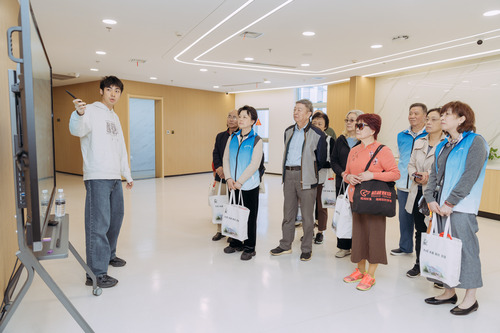 参观牛顿路园区实验室建设情况