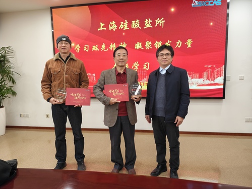 周田华为李效民、徐霁明颁发退休纪念册和奖牌